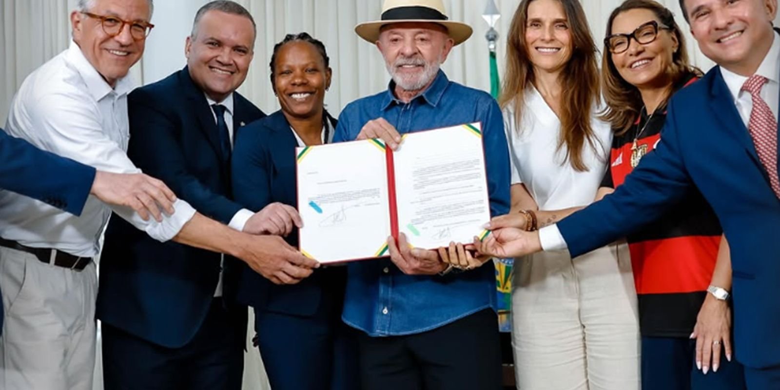 Lula sanciona lei de incentivo ao futebol feminino no Brasil