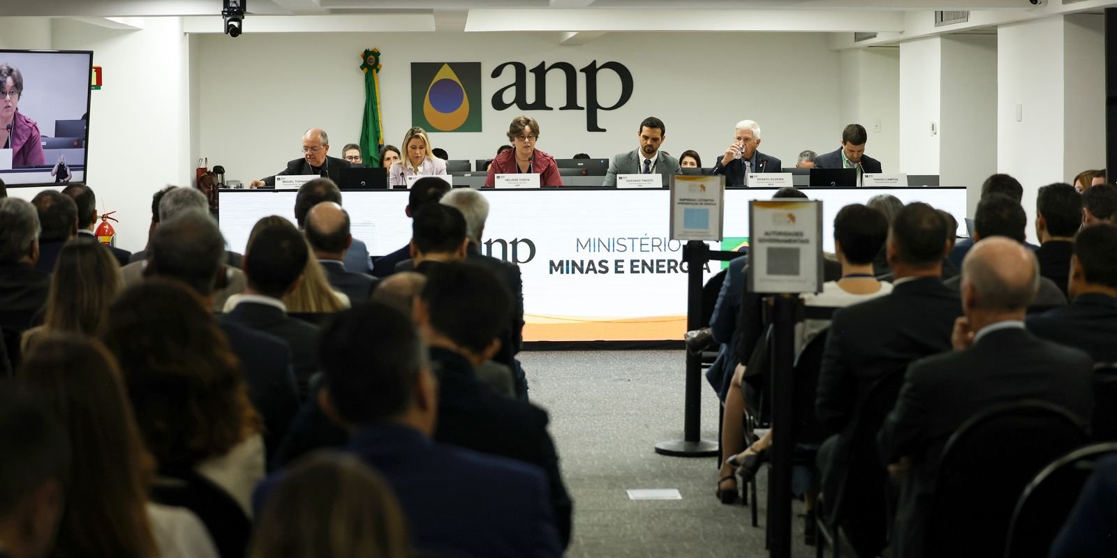 Leilão da ANP garante R$ 3 bilhões com arremate de 49 blocos