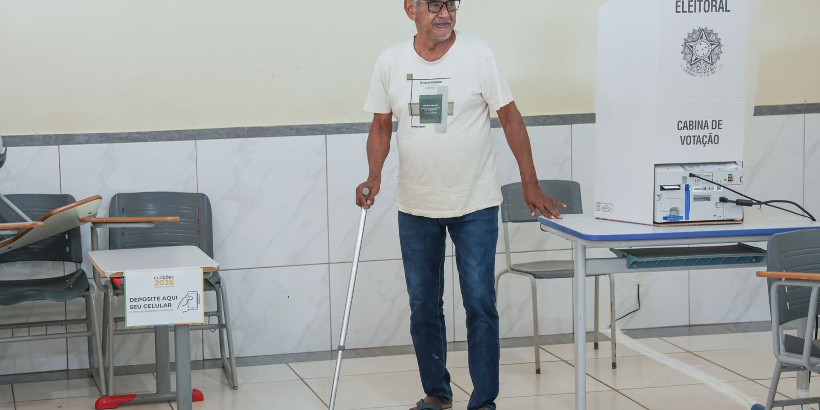 Idosos superam barreiras para votar no país