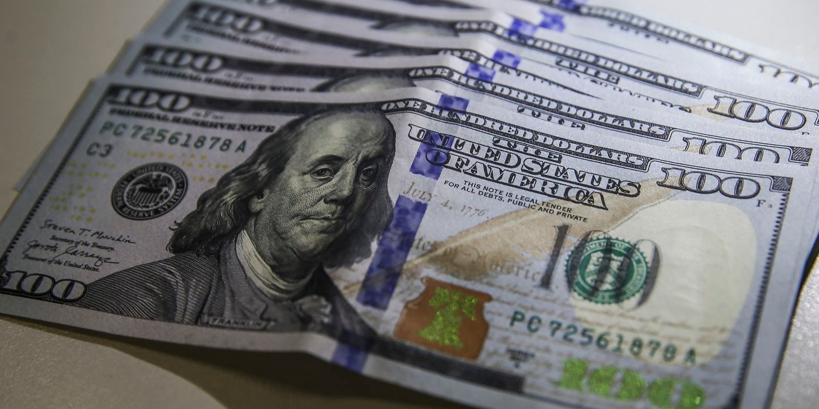 Dólar volta a superar R$ 5 e Ibovespa recua após rali pós-eleitoral
