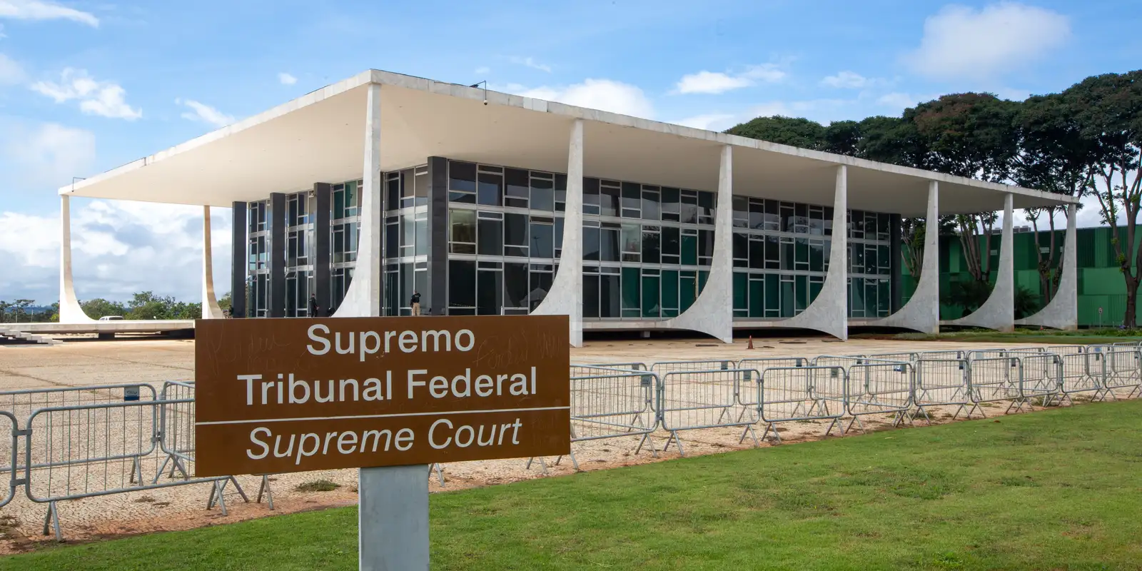 Homem é preso após tentar invadir a sede do STF em Brasília