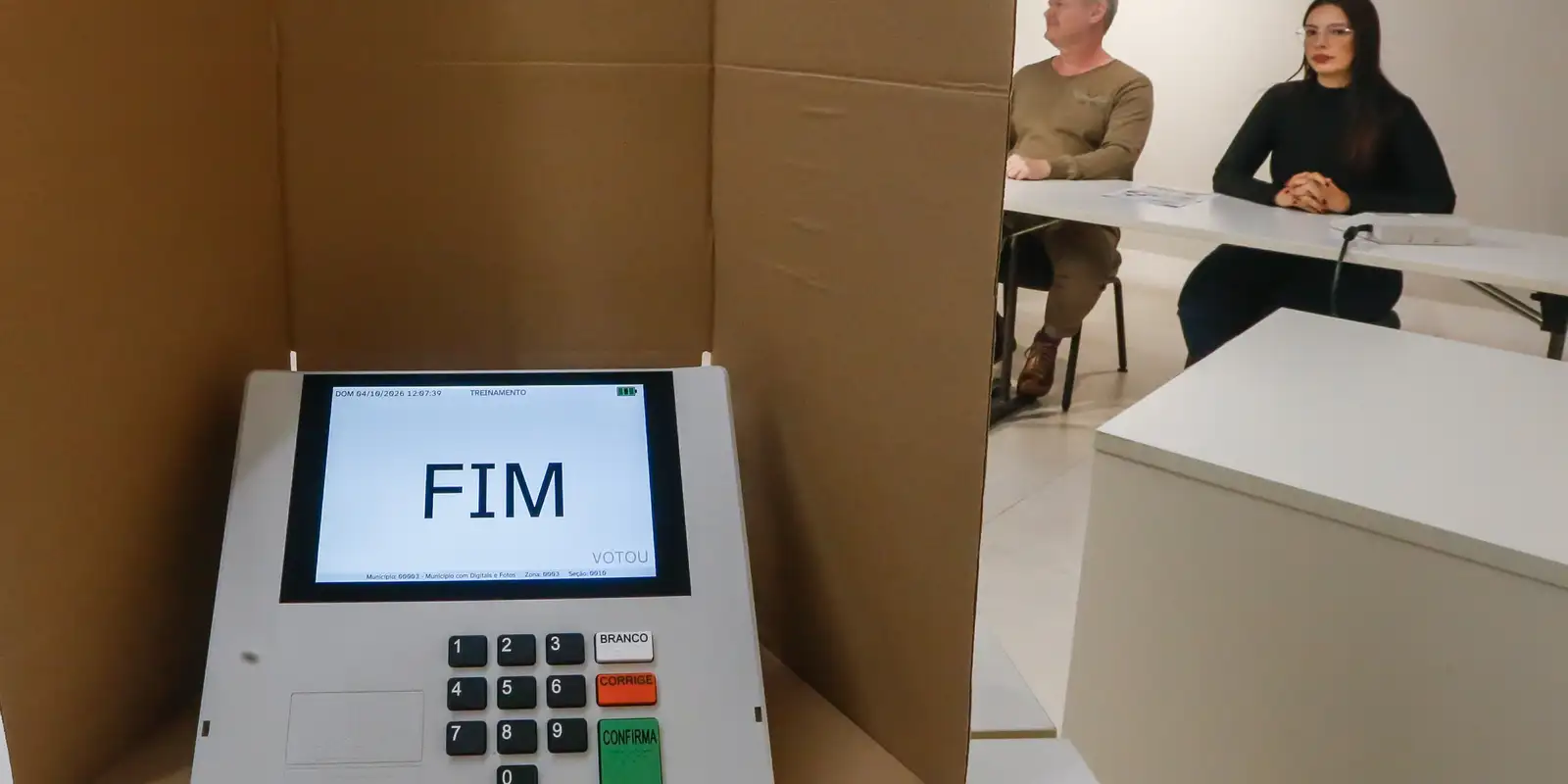 Justiça Eleitoral reforça restrições a eletrônicos na cabine de votação