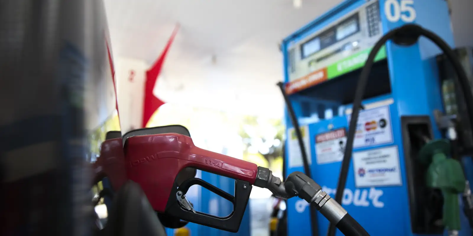 Governo zera tributos da gasolina e amplia subsídios a combustíveis