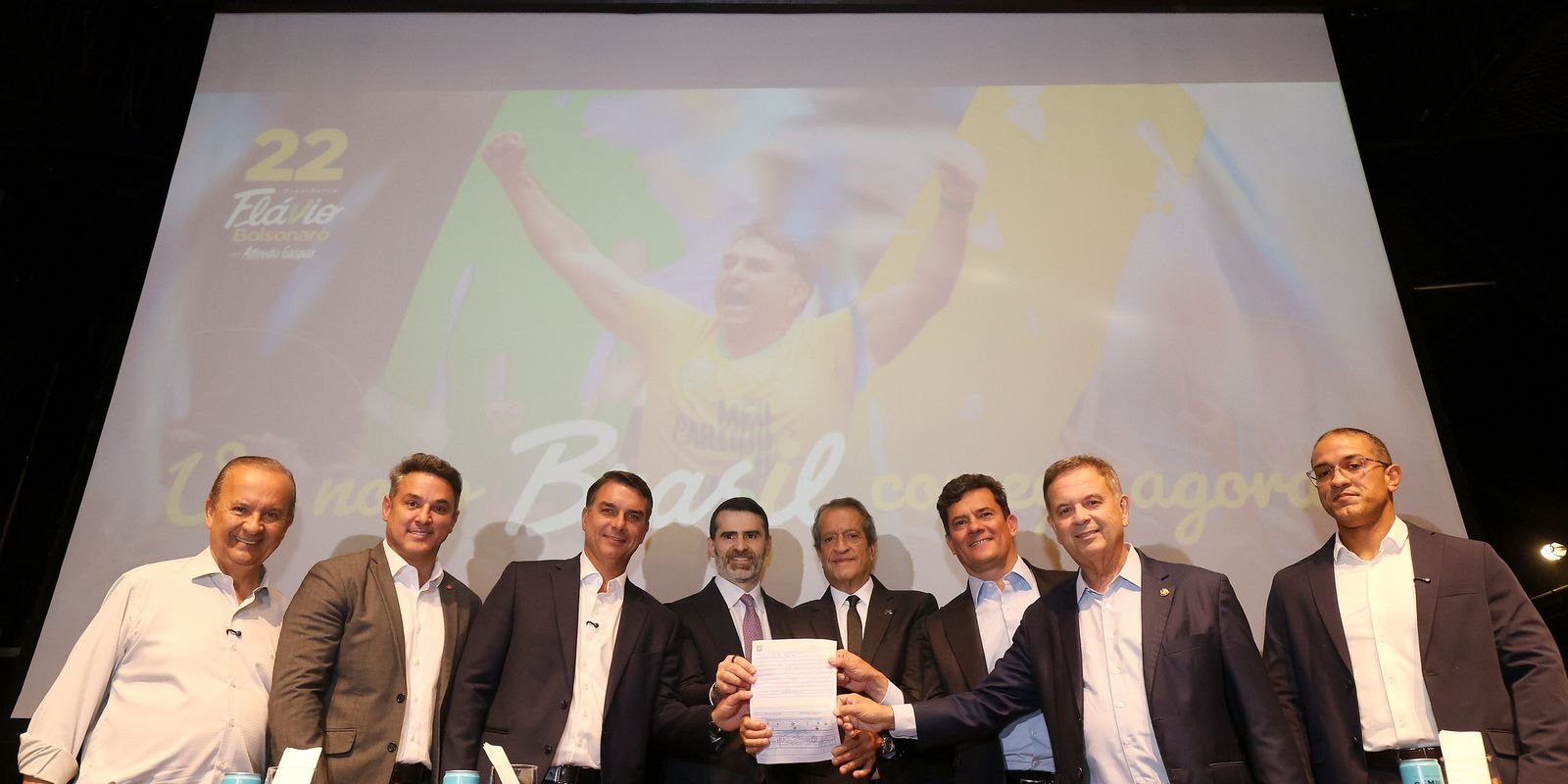 Flávio Bolsonaro recebe apoios de governadores e de Cury