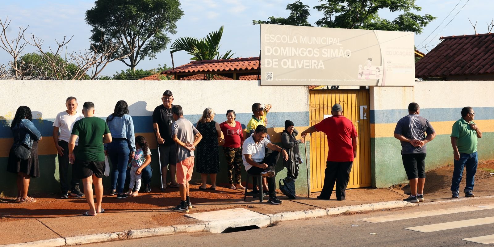 Eleitores votam sob emoção em escola de Goiás