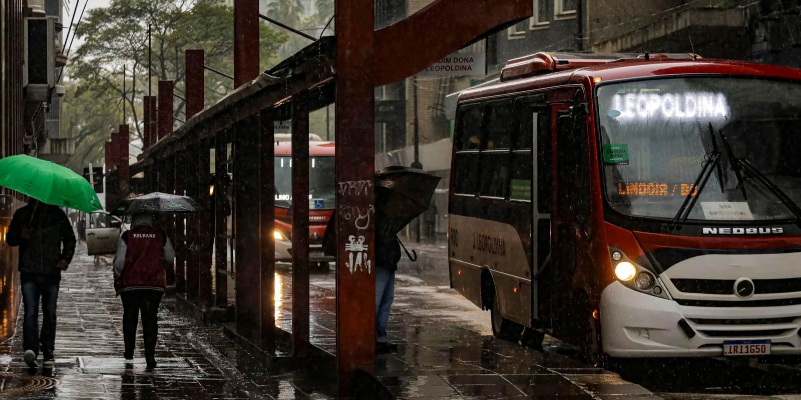 Chuva se espalha pelo país nesta segunda-feira com alerta de tempestade em três estados