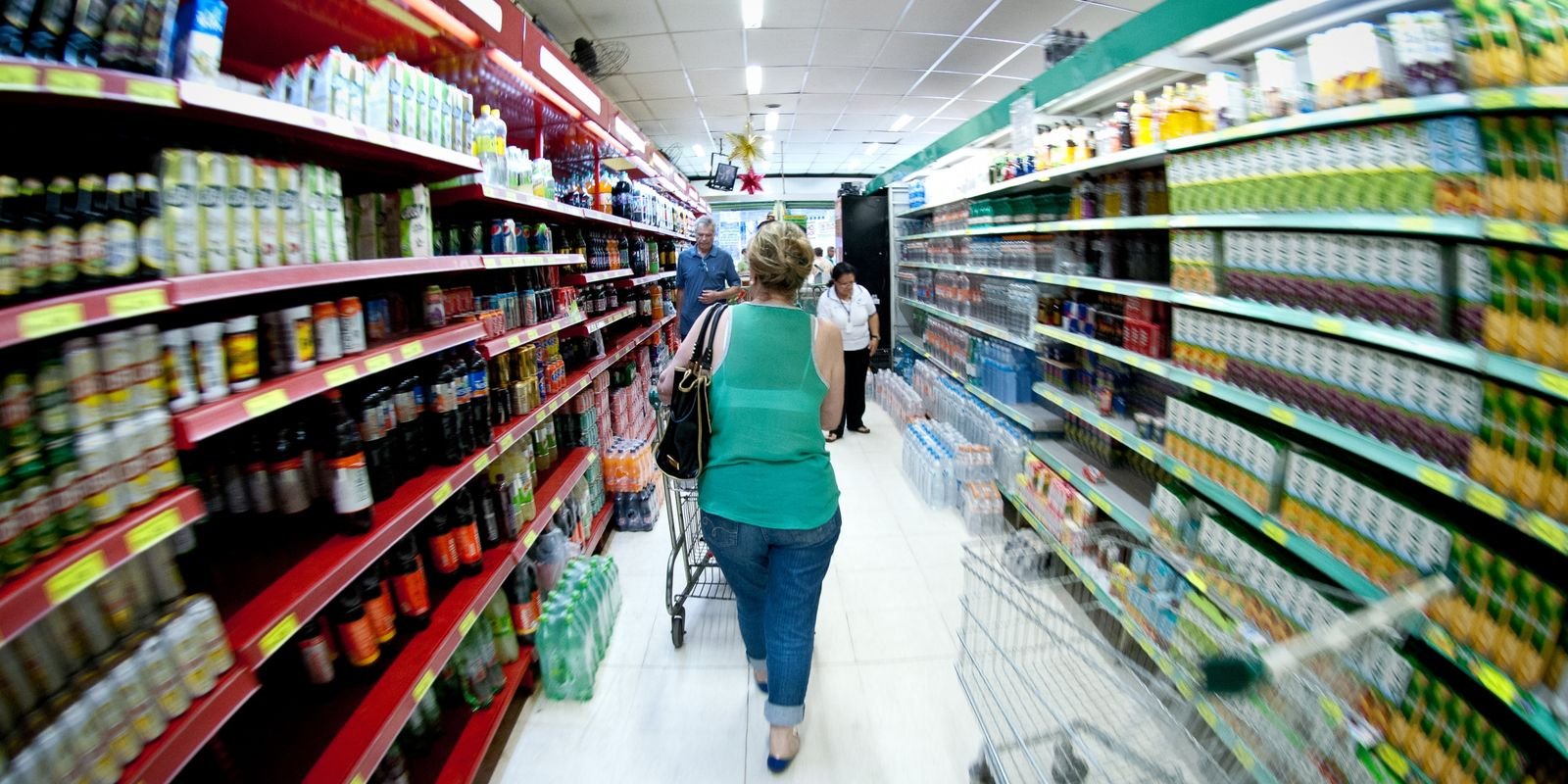 Produção industrial recua 0,6% em agosto, aponta IBGE