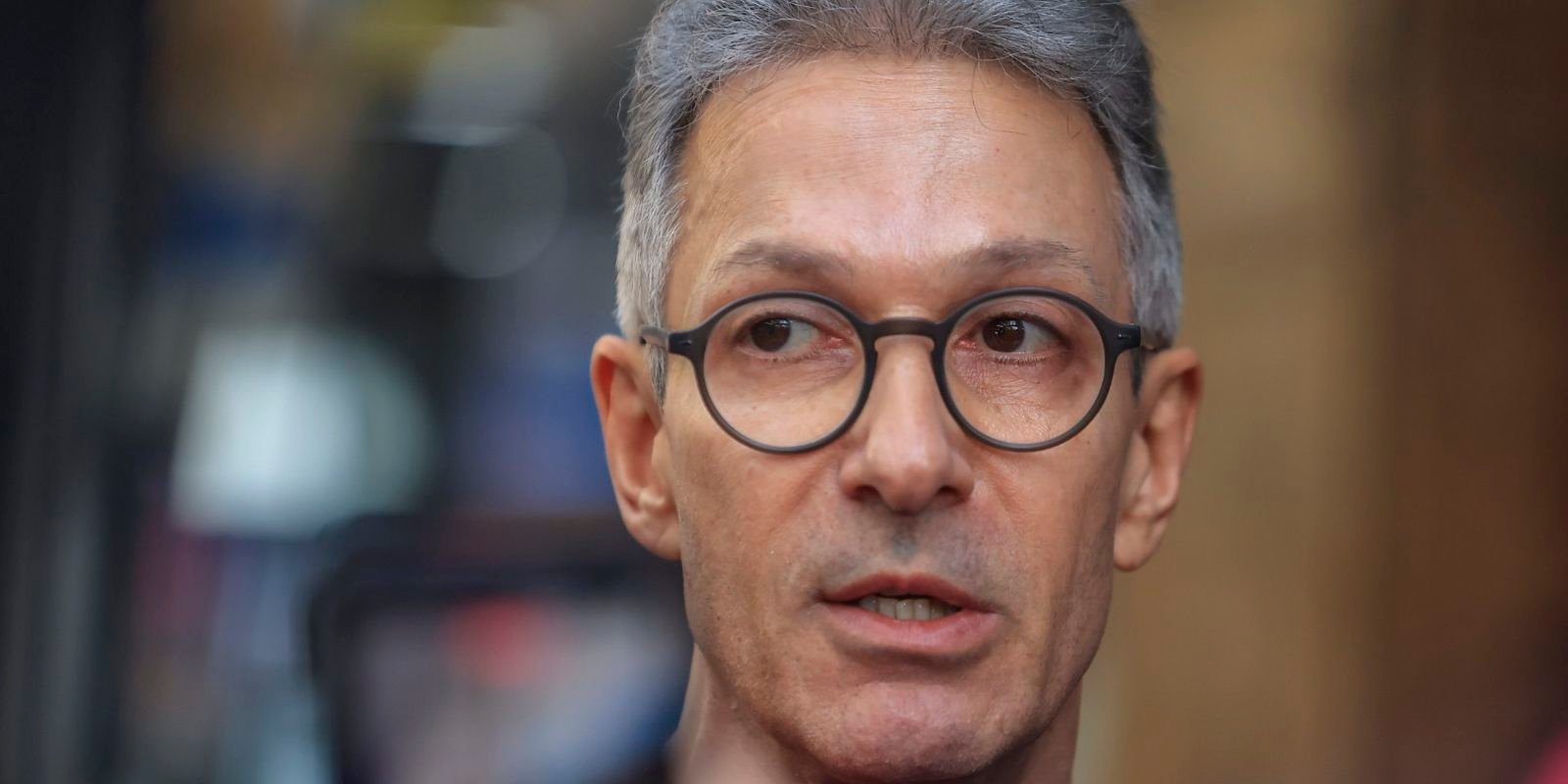 TRE-MG vai apurar uso de celular por Zema na urna