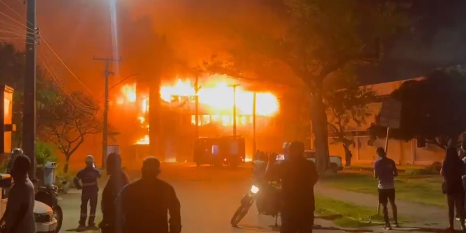 Incêndio atinge laboratórios da UFPE no Recife